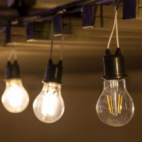 Comment connecter un lustre à un commutateur à deux gangs: instructions pas à pas