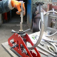 Machine à cintrer un tube profilé: comment construire une machine à cintrer les tubes de vos propres mains
