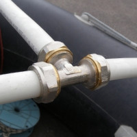 Comment percuter un tuyau en plastique: caractéristiques du travail et analyse de toutes les nuances importantes