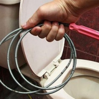 Comment nettoyer la cuvette des toilettes avec un câble: choisir un outil et expliquer son utilisation