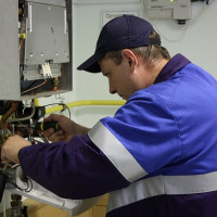 Remplacement d'une chaudière à gaz dans une maison privée: normes et règles pour compléter la procédure de remplacement des équipements au gaz