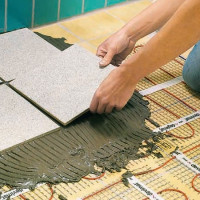 Comment faire un plancher chauffant électrique pour les carreaux: option film et câble