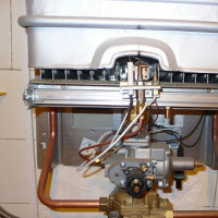 Pourquoi le geyser bourdonne, clique, siffle et éclate: causes des problèmes et solutions