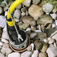 Comment sortir une pompe d'un puits s'il est bloqué: premiers soins par des professionnels