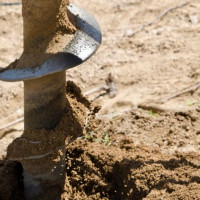 Comment percer un puits dans l'eau: options et technologies de forage en demande dans la pratique