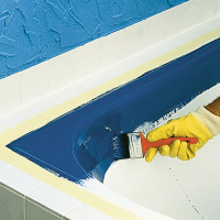 Peinture de baignoire bricolage utilisant de l'émail époxy et de l'acrylique liquide