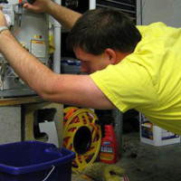 L'eau s'écoule d'une chaudière à gaz: que faire si l'équipement du système de chauffage a coulé