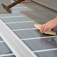 Plancher chaud sous le stratifié sur le sol en béton: nuances de conception + instructions d'installation détaillées
