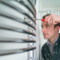 Comment remplacer un sèche-serviettes chauffant dans une salle de bain selon les règles