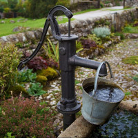 Pompe à main pour un puits: types d'équipement, caractéristiques, leurs avantages et inconvénients