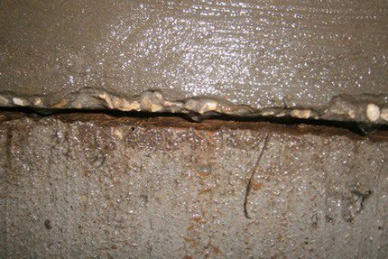 Joints qui fuient - la raison de l'apparition d'eau boueuse dans le puits Fuite entre les joints