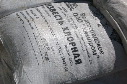 Chaux chlorée contre l'eau boueuse et jaune dans un puits Chlore Lime