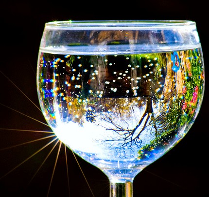 Eau de puits pure - le résultat du nettoyage d'un puits Eau claire