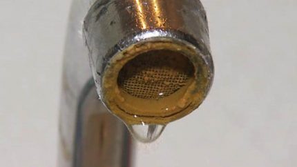 Plakette auf Sanitär