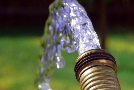 L'eau pure du puits est le résultat d'un rinçage approprié