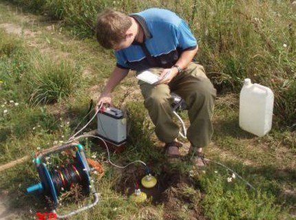Es klingt nach einer Möglichkeit, unter einem Brunnen nach Wasser zu suchen Elektrisch klingende Methode