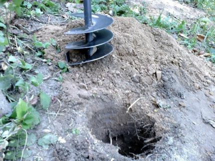 Screw - a do-it-yourself drill for water wells Well drilling tool