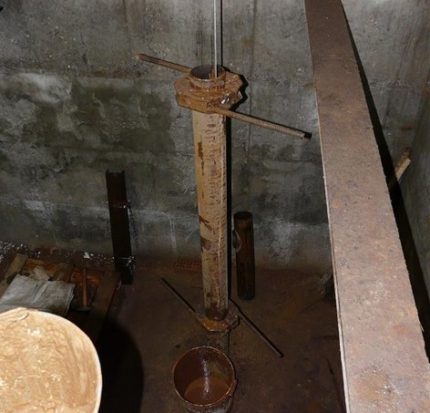 Bohrlochbohrprozess - Gehäuseinstallation Gehäuse mit Klammern