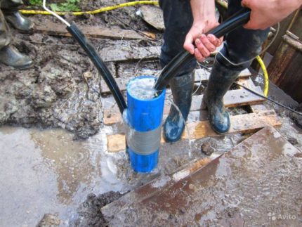 Wie man eine Pumpe ohne Schaden aus einem Brunnen holt Schlammwäsche