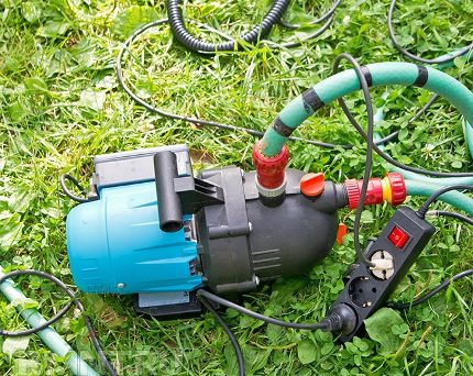 La pompe superficielle pour un système d'alimentation en eau dans une maison de campagne à partir d'un puits Pompe de surface