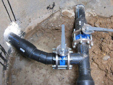 Le passage des conduites d'eau à travers la paroi du puits Connexion de tuyau