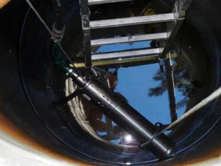 Abaixando a bomba submersa