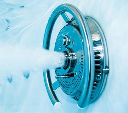 Pompe à contre-courant pour effets spéciaux dans la piscine Pompe à contre-courant intégrée