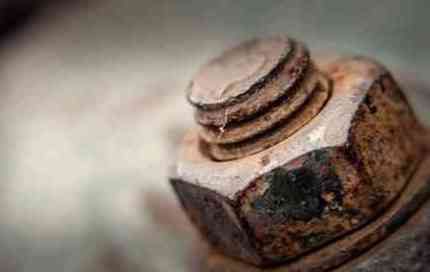 Boulon rouillé sur le boîtier