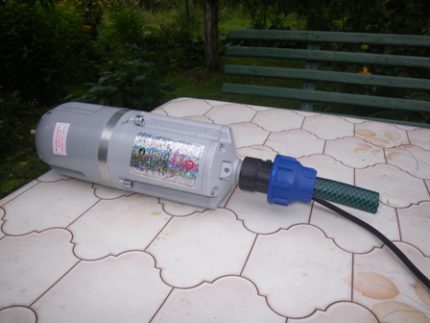 Raccord de tuyau avec tuyau d'évacuation