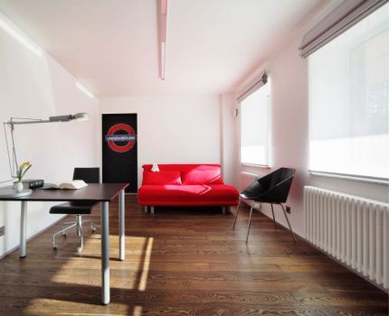 Chambre avec une grande surface d'ouvertures de fenêtre