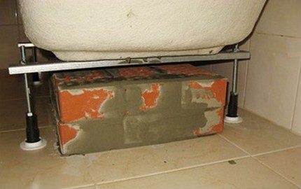 Installation d'une baignoire en acrylique sur des briques