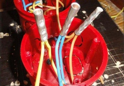 Sertissage des extrémités avec un manchon métallique