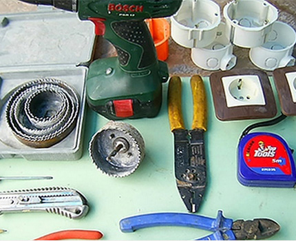 Comment faire une prise dans un mur en béton Marteau rotatif, buses, douilles