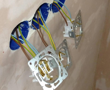 Comment connecter le mécanisme de la prise au câblage caché Connexion du mécanisme de travail de la sortie