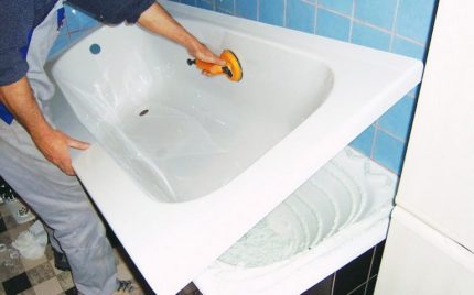 Installation d'une doublure en acrylique dans une baignoire en fonte Insert en acrylique