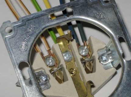 Installation du fil dans les trous de contact