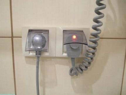 Prise avec protection pour installation dans la salle de bain Prise avec couvercle de protection