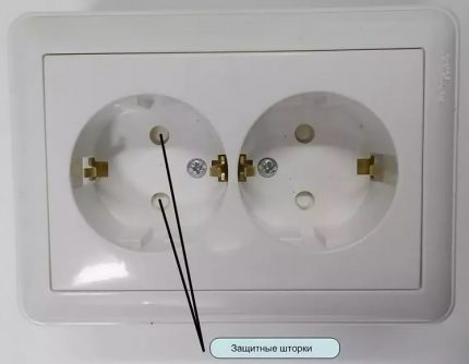 Prise avec protection pour l'installation en pépinière Prise avec volets de protection