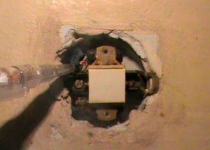 Vérifiez avec un tournevis indicateur