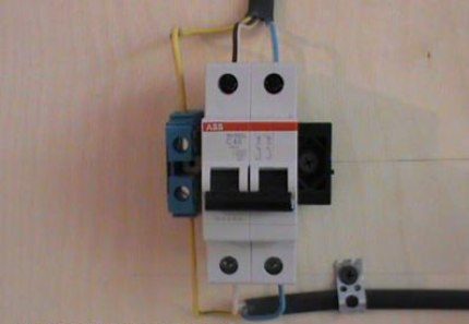 Attaches de câble à trois fils