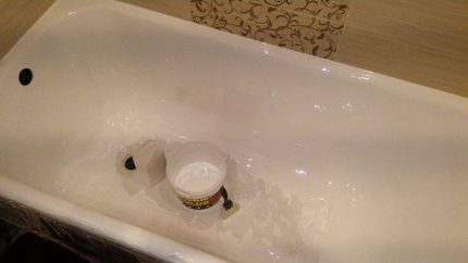 Comment peindre un bain en fonte Application d'acrylique liquide