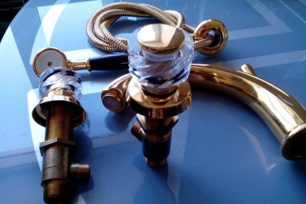 Mélangeur démonté à bord de la baignoire