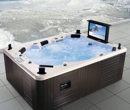 How to choose a hot tub with extra features Bathtub with tv