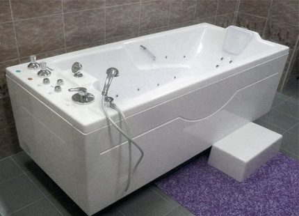 How to choose a hot tub for technical equipment Direct bathtub by the wall