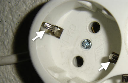 En quoi une prise mise à la terre est-elle différente d'une prise normale Contacts de mise à la terre métalliques