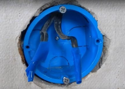 Installation d'une prise de courant sous une prise de terre Creuser un mur dans un mur