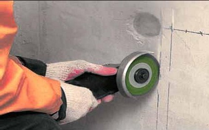 Comment installer un bloc de prises pour un câblage caché Meulage d'un mur avec un broyeur