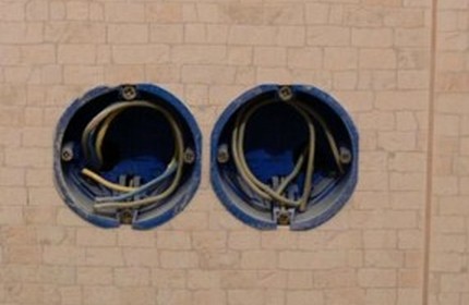 Comment connecter un bloc de sortie à un câblage caché Pose du câble d'alimentation