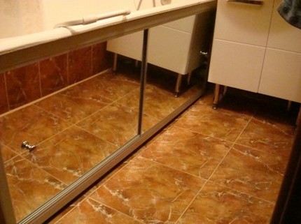 Installation of a decorative skirting board