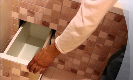 Kase kenarındaki bir niş içinde bir çekmece